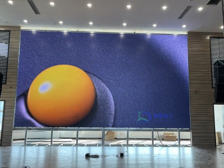 蔡甸汽車測(cè)試場(chǎng)COB1.25安裝完成   尺寸：8.4*4.725   像素點(diǎn) ：6720*3780