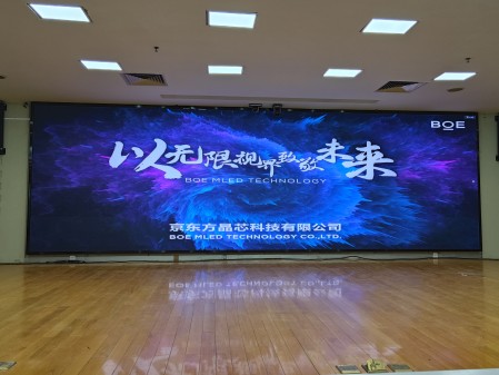 丁字橋***公司BTQ020安裝完畢，尺寸7.68x2.4m，像素點(diǎn)3840x1200