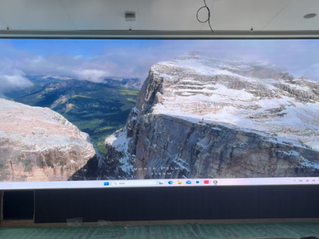 武漢***科技公司會(huì)議室屏安裝調(diào)試完畢！ 像素點(diǎn)： 5200??1976 ；尺寸 ：8??3.04