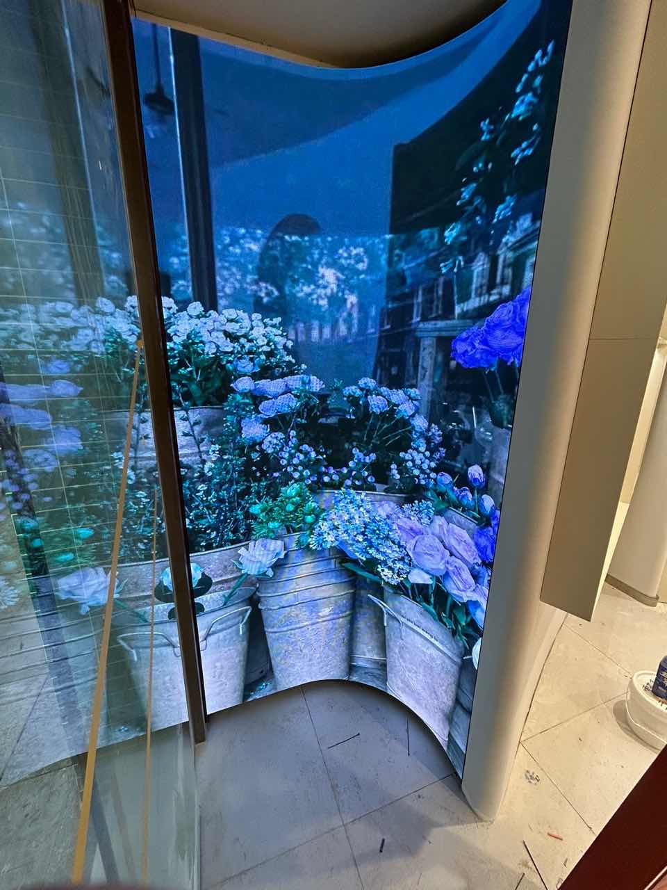 江漢路室內(nèi)全彩P2.0軟模組安裝完成  尺寸：1.28*2.4m像素點(diǎn)：640*1200