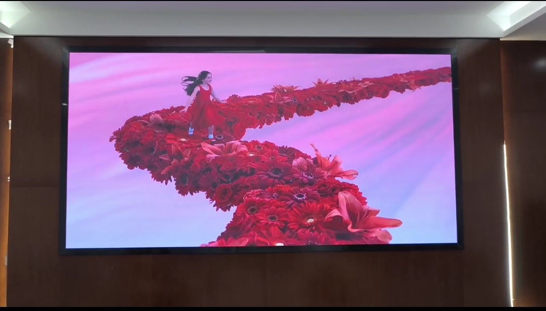 糧道街武漢中學(xué)室內(nèi)全彩P2.0安裝完畢   尺寸:4.16??2.08   像素點(diǎn):2080??1040