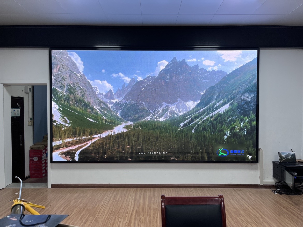 漢川煙草局室內(nèi)全彩P1.8安裝完成   尺寸：3.84*2.08   像素點：2064*1118